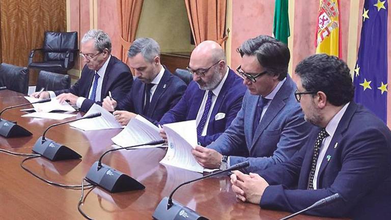 PP, Cs y Vox suscriben, por fin, su primer acuerdo conjunto PP, Cs y Vox suscriben, por fin, su primer acuerdo conjunto