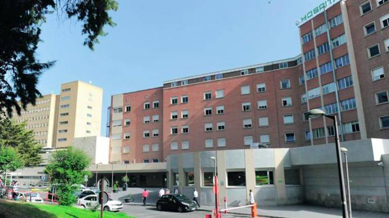 Trasladan al hospital a un afectado por humo en el incendio de una vivienda en la capital Trasladan al hospital a un afectado por humo en el incendio de una vivienda en la capital