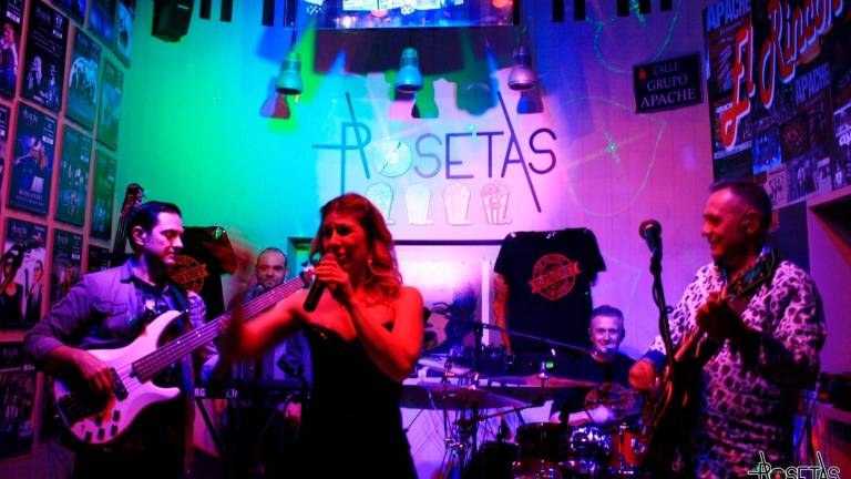 Los jiennenses se vuelcan con la cultura en el Pub Rosetas Los jiennenses se vuelcan con la cultura en el Pub Rosetas