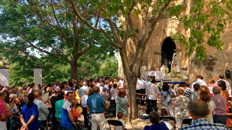 La Virgen del Rosel se baña de luz durante su traslado