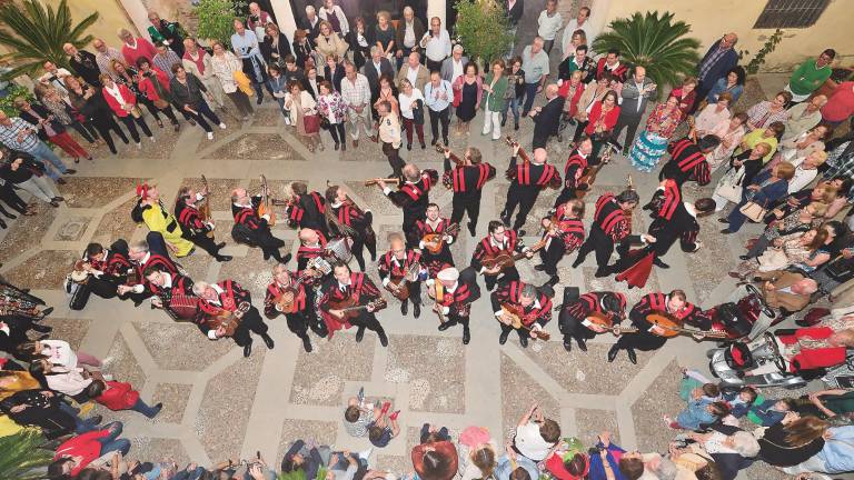 Sones de tuna que mecen al compás Sones de tuna que mecen al compás