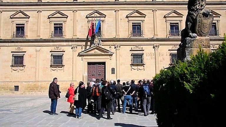Un total de 71 agencias de viajes y 52 alojamientos podrán acogerse al bono turístico Un total de 71 agencias de viajes y 52 alojamientos podrán acogerse al bono turístico