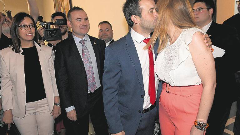 Cs aprieta al PSOE para fijar su papel en el Gobierno municipal Cs aprieta al PSOE para fijar su papel en el Gobierno municipal