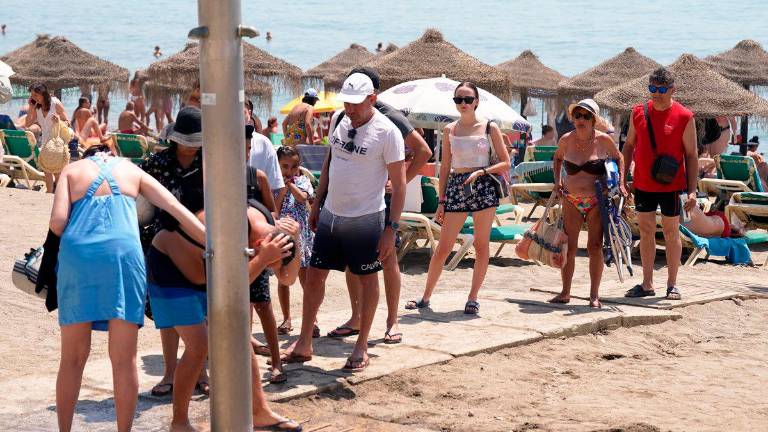 Málaga corta el agua de las duchas de playa por la sequía y cierra un parque acuático Málaga corta el agua de las duchas de playa por la sequía y cierra un parque acuático