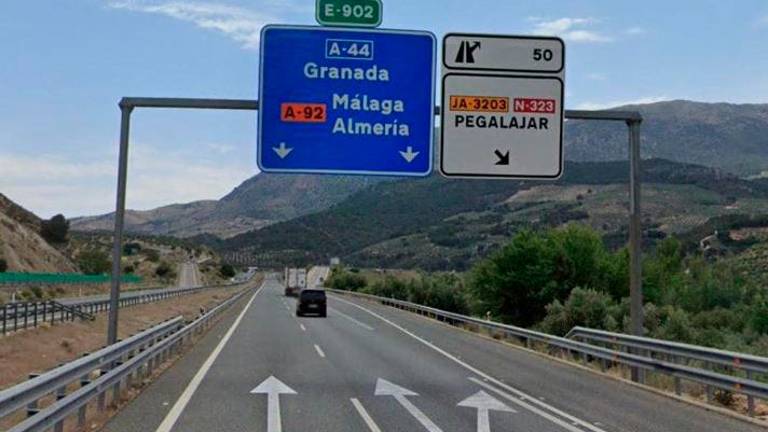 Un hombre queda a salvo después de ser rescatado de su vehículo en Pegalajar Un hombre queda a salvo después de ser rescatado de su vehículo en Pegalajar