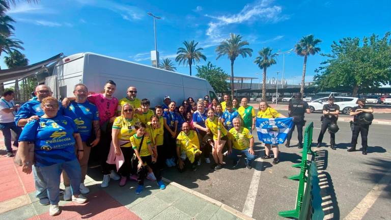 La afición del Jaén Paraíso Interior tiñe de amarillo Cartagena La afición del Jaén Paraíso Interior tiñe de amarillo Cartagena