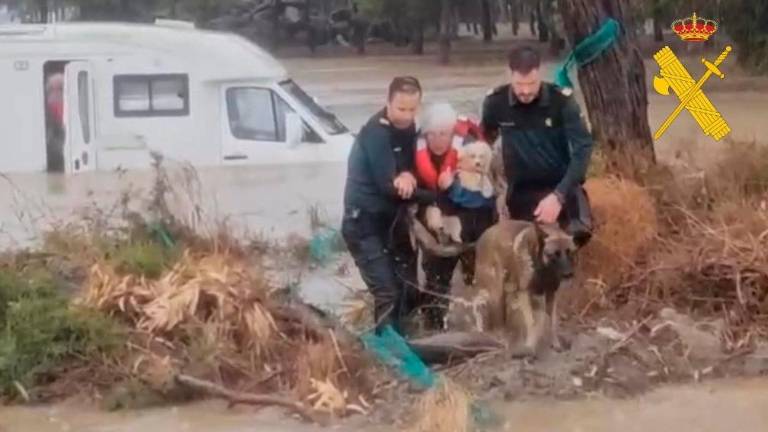 Rescatados dos octogenarios sorprendidos por una riada en Cuevas del Almanzora Rescatados dos octogenarios sorprendidos por una riada en Cuevas del Almanzora