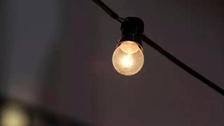 El Gobierno aprueba hoy la bajada del IVA de la luz al 10% y la suspensión del 7% a la generación El Gobierno aprueba hoy la bajada del IVA de la luz al 10% y la suspensión del 7% a la generación