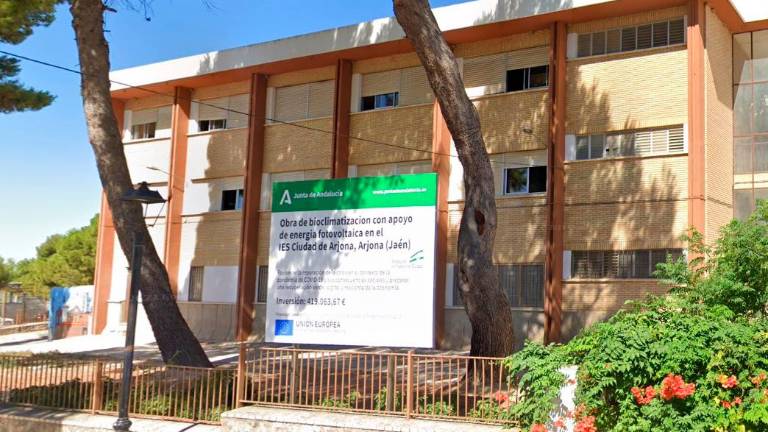 Dos detenidos en Arjona acusados de robar material del Instituto valorado en 7.100 euros Dos detenidos en Arjona acusados de robar material del Instituto valorado en 7.100 euros