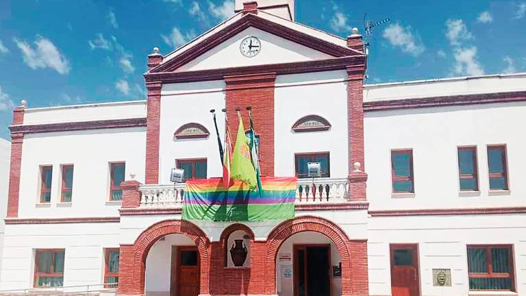 Compromiso con el orgullo LGTBi, banderas en los ayuntamientos y en el de Puente de Génave... gobernado por Vox Compromiso con el orgullo LGTBi, banderas en los ayuntamientos y en el de Puente de Génave... gobernado por Vox