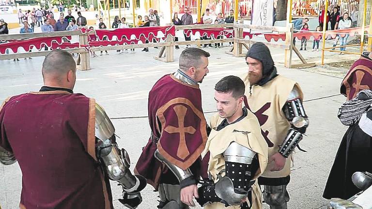 Dos alcalaínos promocionan el combate medieval por la provincia Dos alcalaínos promocionan el combate medieval por la provincia