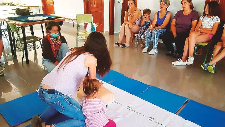 Resucitación cardiopulmonar, en un taller en el colegio ermiteño Resucitación cardiopulmonar, en un taller en el colegio ermiteño