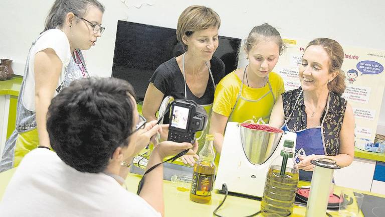 Estudiantes polacos conocen la cultura del AOVE Estudiantes polacos conocen la cultura del AOVE