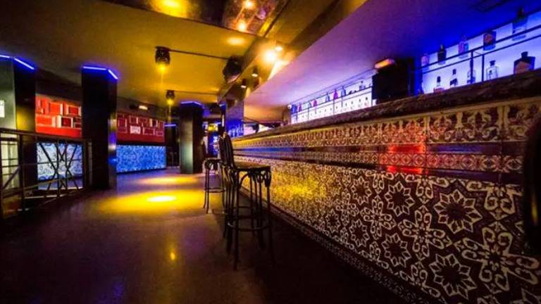 Andalucía elimina toque de queda, amplía el horario de hostelería hasta las 00:00 horas y reabre discotecas Andalucía elimina toque de queda, amplía el horario de hostelería hasta las 00:00 horas y reabre discotecas