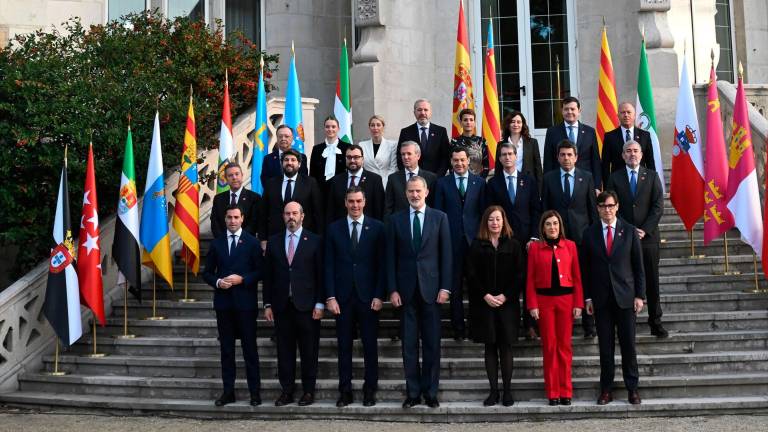 El Rey saluda a las autoridades en el inicio de la Conferencia de Presidentes El Rey saluda a las autoridades en el inicio de la Conferencia de Presidentes