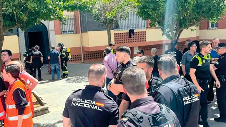 Cuatro afectados por inhalación de humo, entre ellos dos menores, en el incendio de una vivienda en Linares Cuatro afectados por inhalación de humo, entre ellos dos menores, en el incendio de una vivienda en Linares
