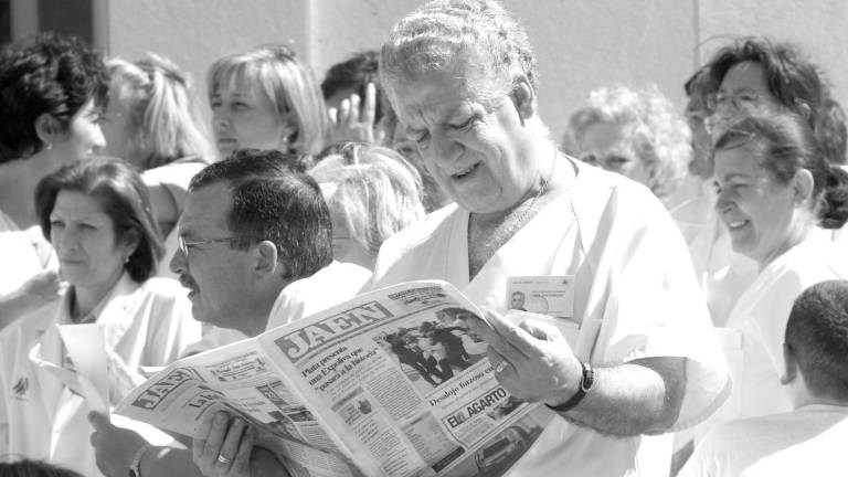 Un profesional sanitario leyendo Diario JAÉN. / Archivo Histórico Diario JAÉN. 