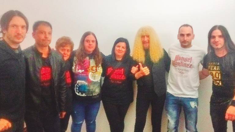 Manuel Martínez recibe el cariño de sus admiradores en el teatro Manuel Martínez recibe el cariño de sus admiradores en el teatro