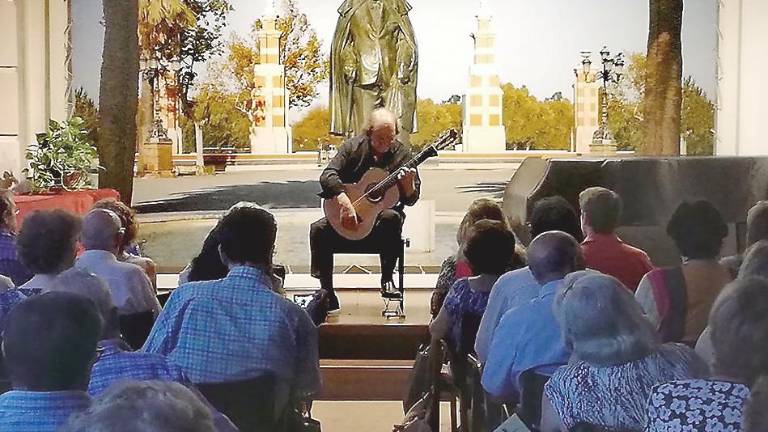 El talento de una artista y su guitarra que conquista almas El talento de una artista y su guitarra que conquista almas