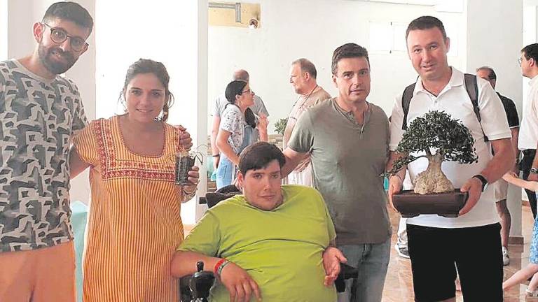 Los vecinos del barrio Santa Ana exponen al público sus bonsáis Los vecinos del barrio Santa Ana exponen al público sus bonsáis
