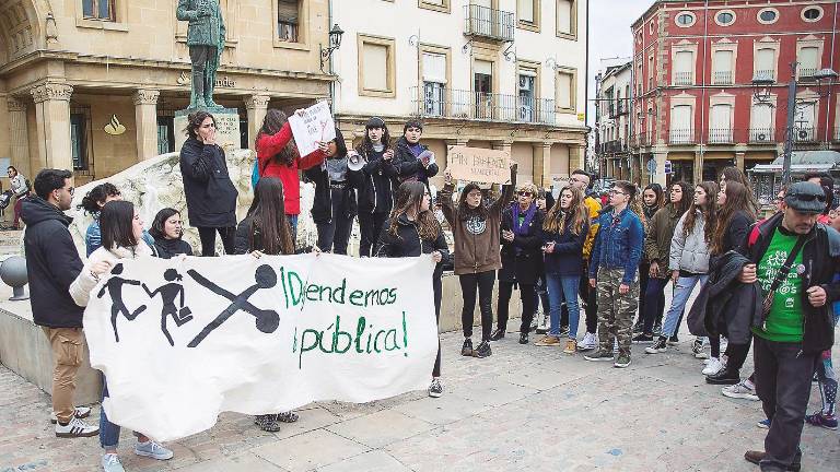 Los estudiantes de Secundaria protestan contra el pin parental Los estudiantes de Secundaria protestan contra el pin parental