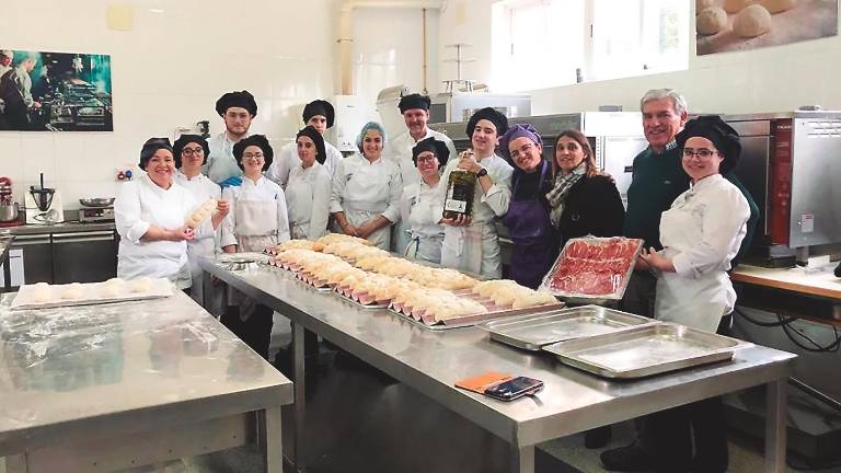 Los alumnos de cocina de Siles elaboran 650 panes artesanos Los alumnos de cocina de Siles elaboran 650 panes artesanos