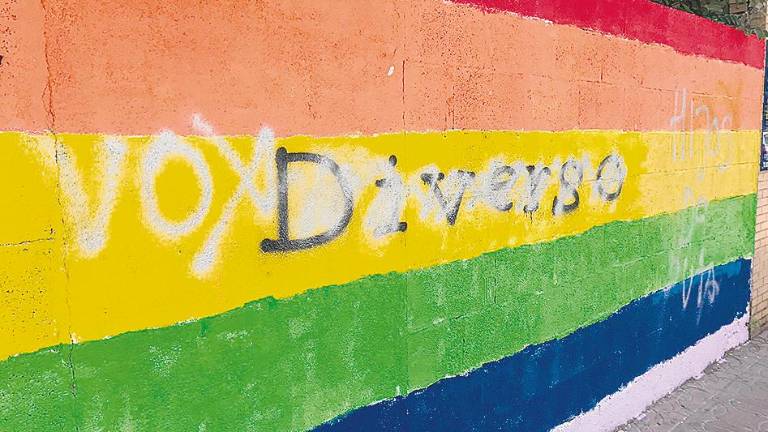 Más pintadas ofensivas sobre el mural de Linares Diverso Más pintadas ofensivas sobre el mural de Linares Diverso