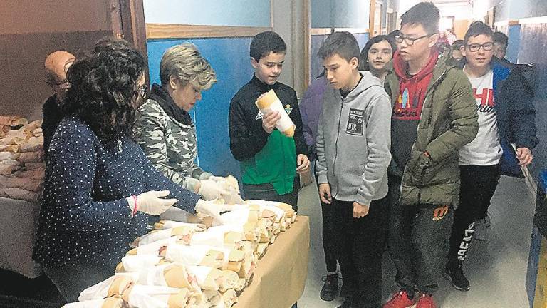 Un desayuno típico andaluz en el IES San Juan de la Cruz