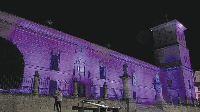 Iluminación morada en apoyo al mal de Crohn y colitis ulcerosa Iluminación morada en apoyo al mal de Crohn y colitis ulcerosa