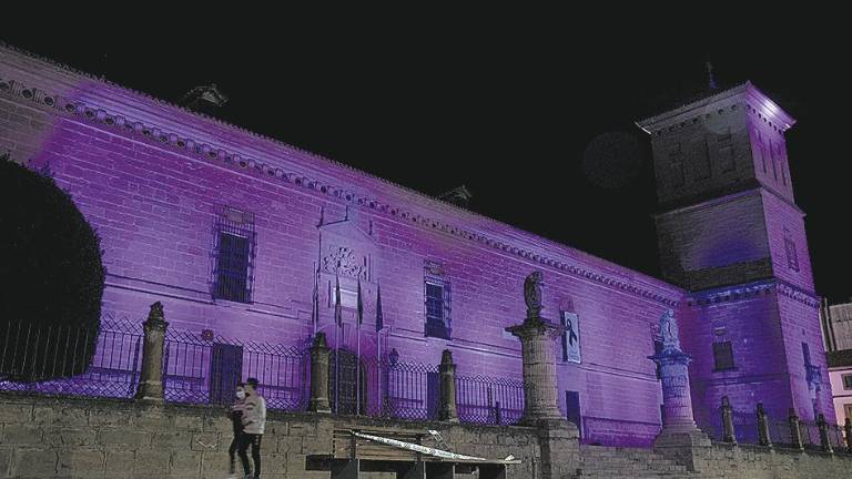 Iluminación morada en apoyo al mal de Crohn y colitis ulcerosa