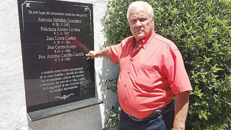 Placa en el cementerio dedicada a suicidas que carecen de tumba