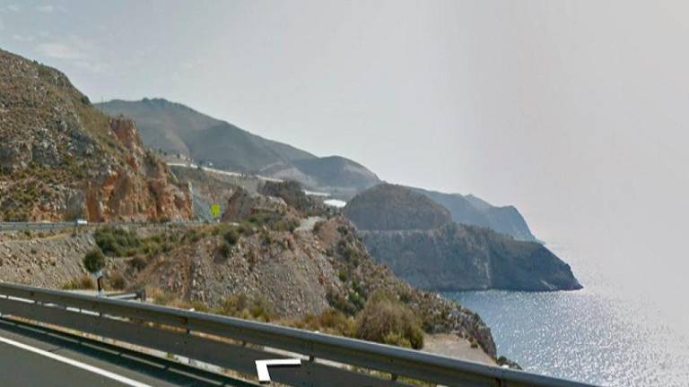 Rescatan a un hombre herido tras caer a las rocas en Motril Rescatan a un hombre herido tras caer a las rocas en Motril