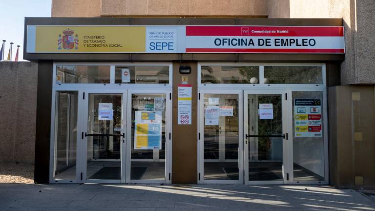 El paro baja en 79.900 personas en 2022 y se crean 278.900 empleos, según la EPA El paro baja en 79.900 personas en 2022 y se crean 278.900 empleos, según la EPA