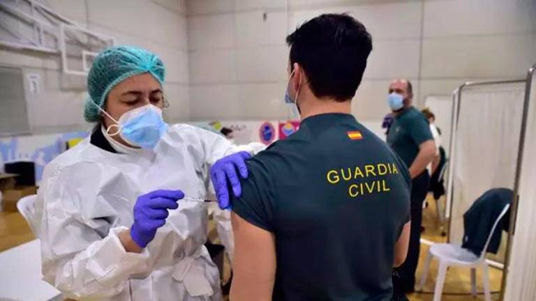 Policías y guardias civiles insisten en que la Generalitat elude citarles para vacunarse Policías y guardias civiles insisten en que la Generalitat elude citarles para vacunarse