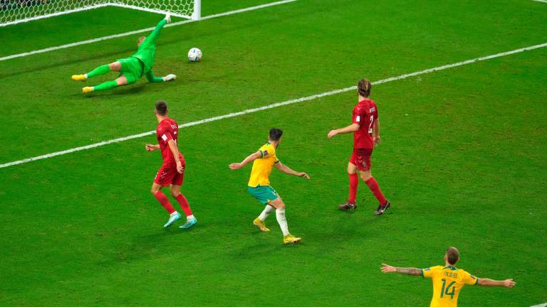 Australia gana a Dinamarca y salta a octavos (1-0) Australia gana a Dinamarca y salta a octavos (1-0)
