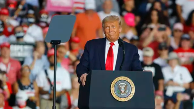 Trump regresa a la campaña electoral sintiéndose poderoso y ofreciendo besos a chicos y mujeres hermosas Trump regresa a la campaña electoral sintiéndose poderoso y ofreciendo besos a chicos y mujeres hermosas