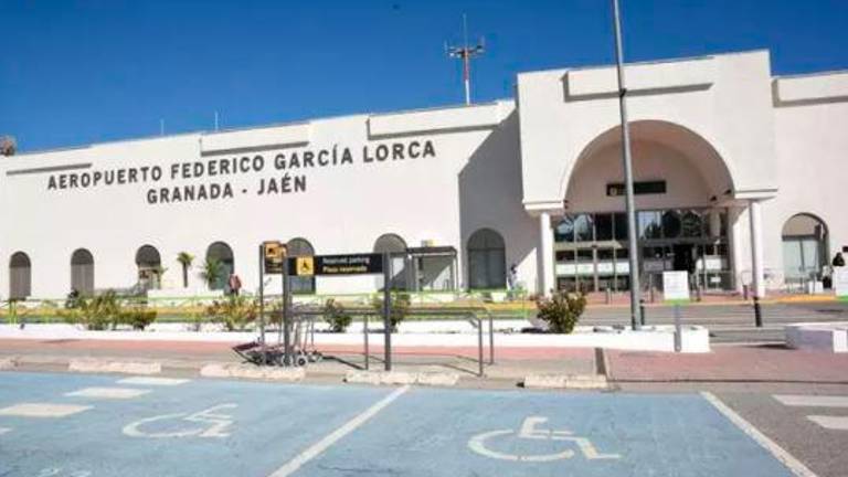 El Aeropuerto Granada-Jaén conecta con seis destinos nacionales a los que viajaron unos 9.000 pasajeros en febrero El Aeropuerto Granada-Jaén conecta con seis destinos nacionales a los que viajaron unos 9.000 pasajeros en febrero