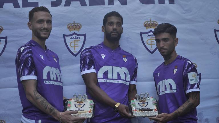 Piel morada para celebrar el 102 cumpleaños del Real Jaén Piel morada para celebrar el 102 cumpleaños del Real Jaén