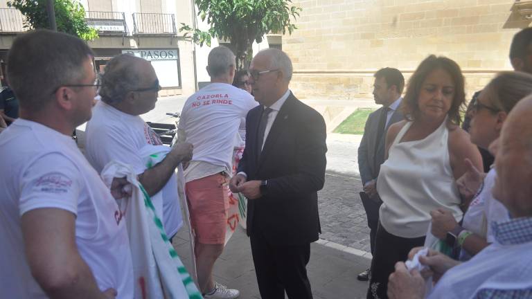 Juanma Moreno anuncia la creación de un centro de emprendimiento en Baeza Juanma Moreno anuncia la creación de un centro de emprendimiento en Baeza