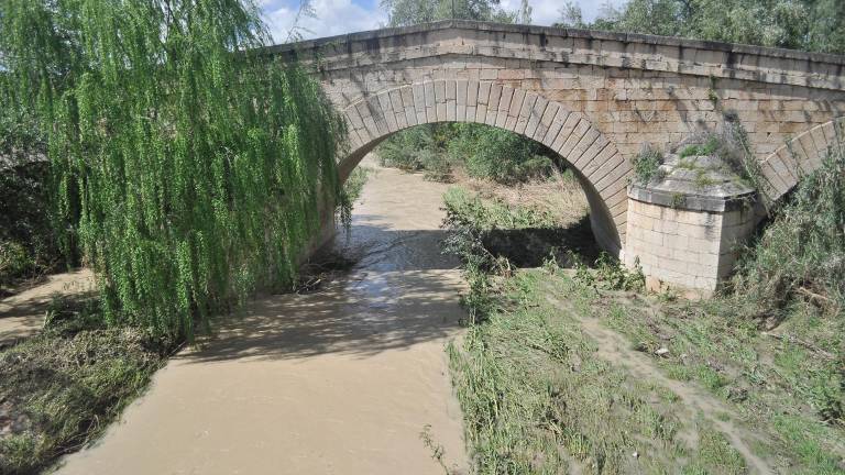 El río Guadalbullón sorprende a su paso por Puente Tablas El río Guadalbullón sorprende a su paso por Puente Tablas