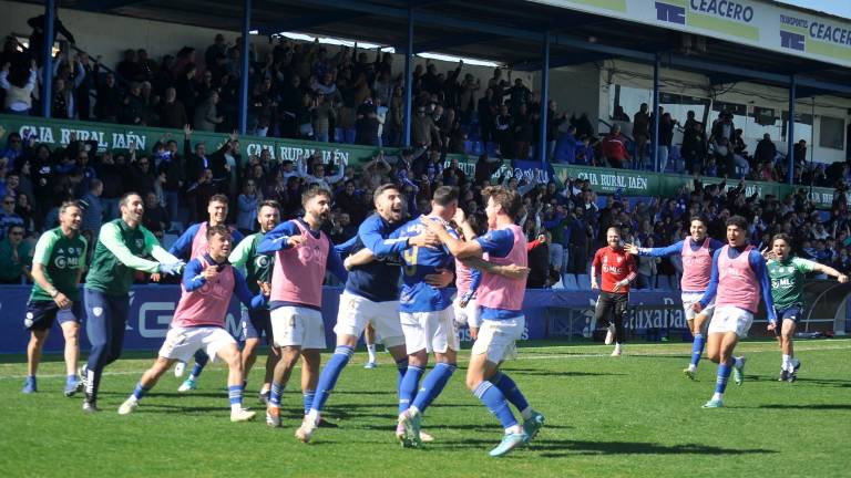 Álvaro Vázquez desata la locura en Linarejos con un gol para creer en la permanencia (2-1) Álvaro Vázquez desata la locura en Linarejos con un gol para creer en la permanencia (2-1)