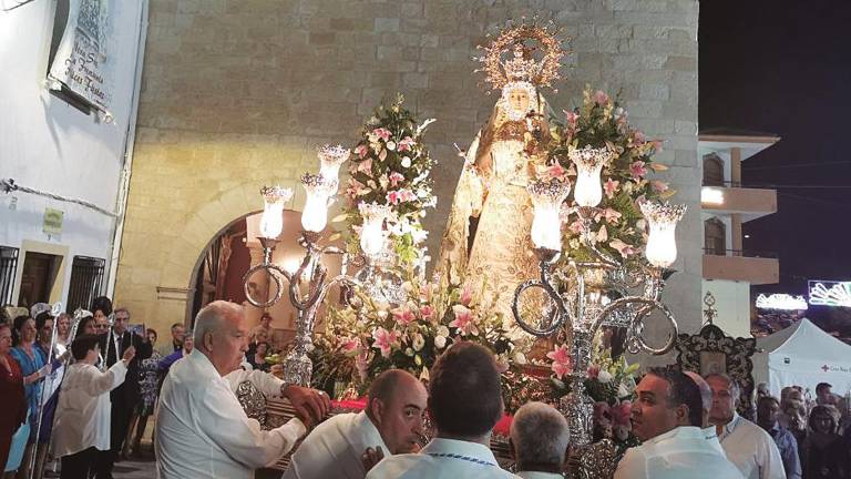 Por Fuensanta de Martos con la Reina de la Fuente Negra Por Fuensanta de Martos con la Reina de la Fuente Negra