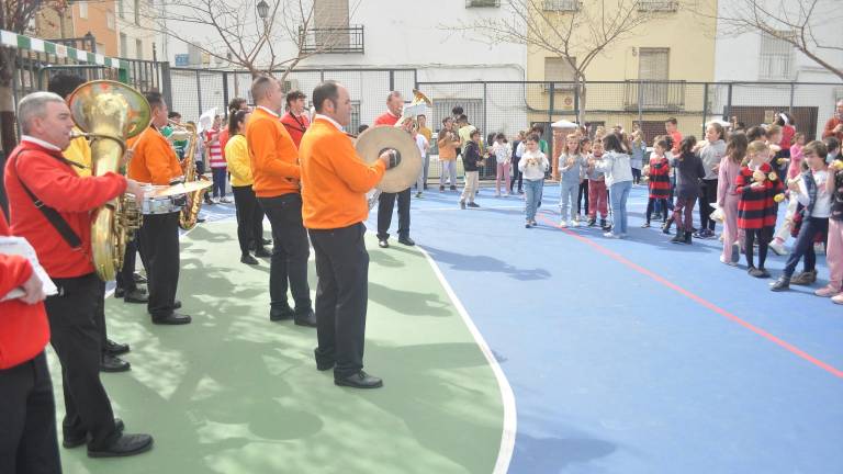 Vídeo resumen: Pasacalles con música y dulces en Mancha Real Vídeo resumen: Pasacalles con música y dulces en Mancha Real