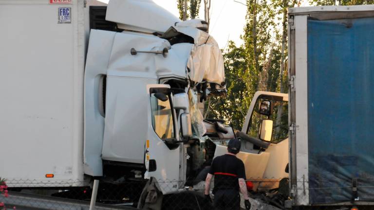 Aparatosa colisión entre dos camiones en La Carolina