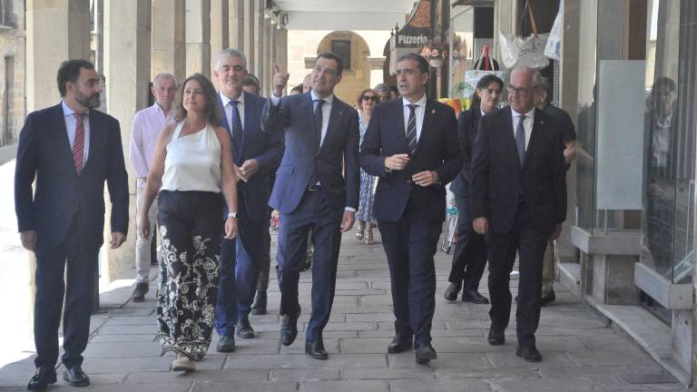 Juanma Moreno anuncia la creación de un centro de emprendimiento en Baeza Juanma Moreno anuncia la creación de un centro de emprendimiento en Baeza