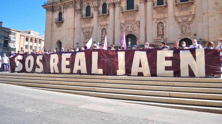 La afición del Real Jaén viste la capital de blanco y morado