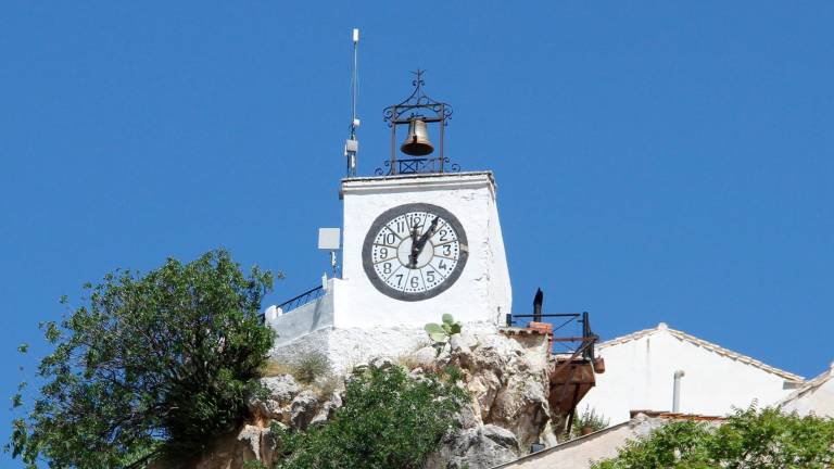 A la luz la mampostería del Reloj de la Muralla de Torres A la luz la mampostería del Reloj de la Muralla de Torres