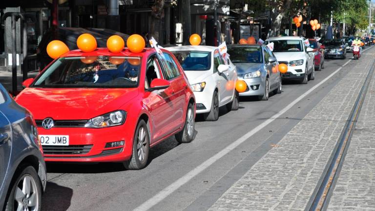 Un millar de vehículos protestan contra la ley Celaá en Jaén Un millar de vehículos protestan contra la ley Celaá en Jaén