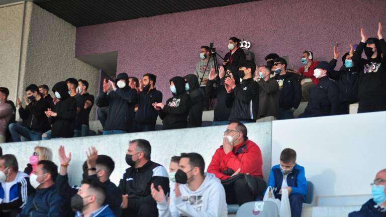 Decenas de aficionados del Real Jaén asaltan el palco de La Victoria Decenas de aficionados del Real Jaén asaltan el palco de La Victoria