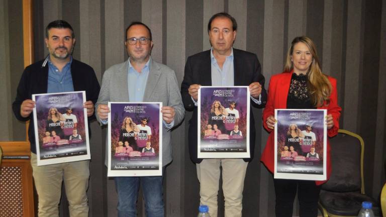 Pedro López, José Ayala, Matías López y Rocío Chacón, con los carteles del festival Tardeo entre Olivos. / F. Gaitán / Diario JAÉN. 